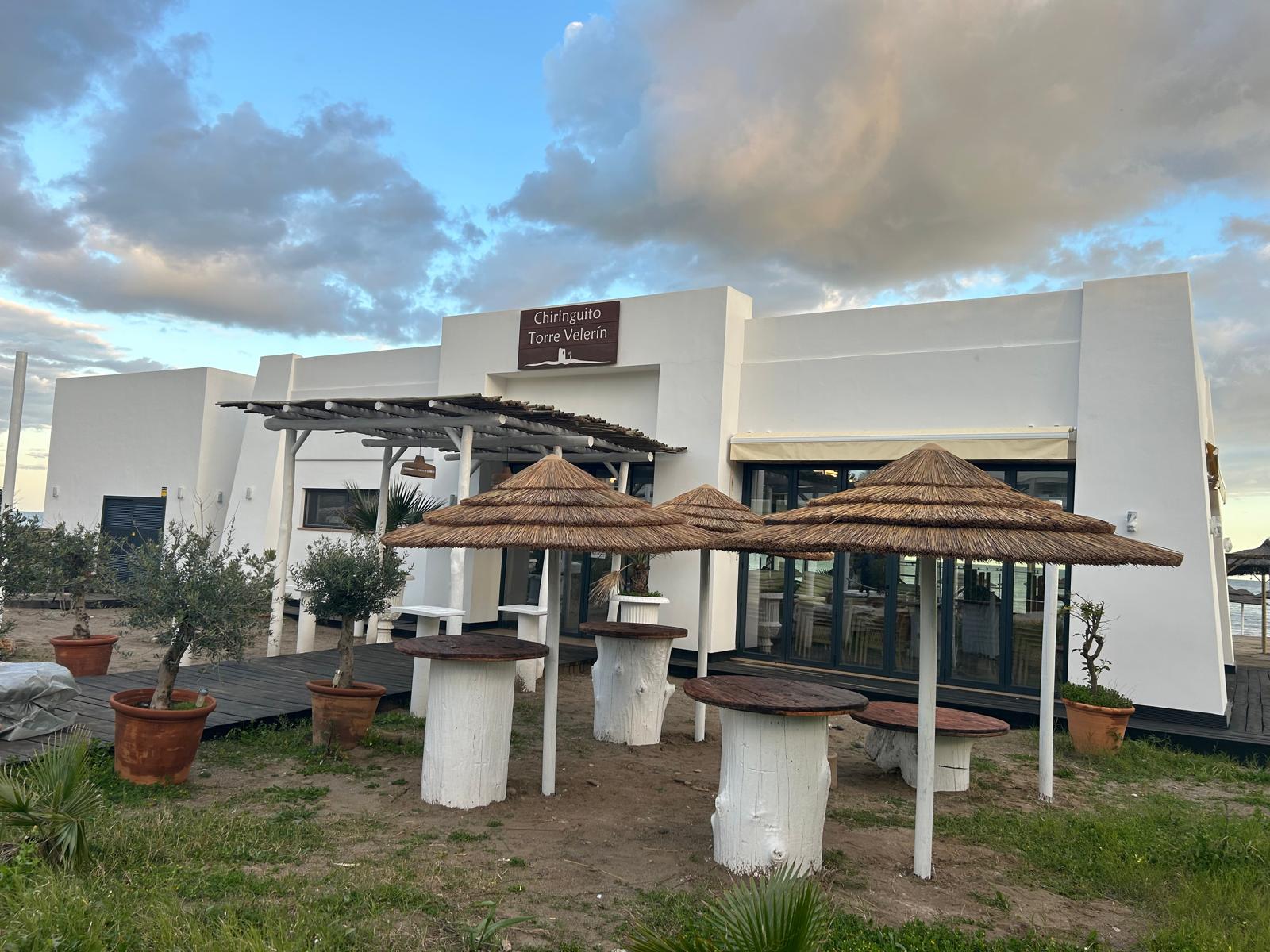 Ambiente mediterraneo de Torre Velerin para comer paella en Estepona